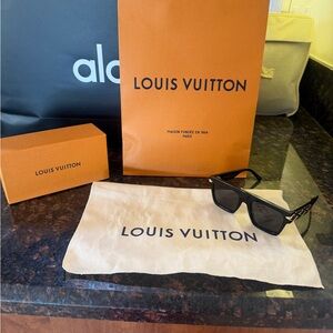 LOUIS VUITTON BLACK SQUARE FRAME SUNGLASSES Z1190W